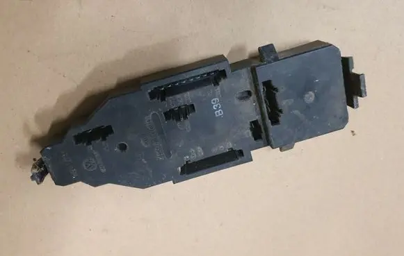 Volkswagen Golf III Tail light bulb cover holder 1H9945257
