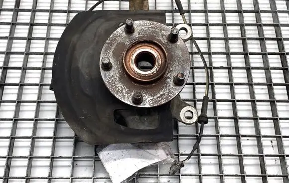 Renault Koleos I Front wheel hub spindle knuckle 