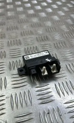 Mercedes-Benz C W205 Charging relay A0009822023
