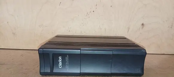 Peugeot 407 CD/DVD changer 9647427980 PU2590A CLARION