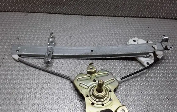 Rear door manual window regulator