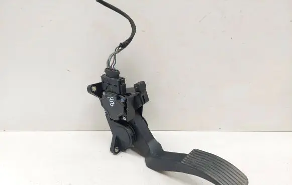 Mercedes-Benz Vito Viano W638 Accelerator throttle pedal A9013000404 283407917 0281002335
