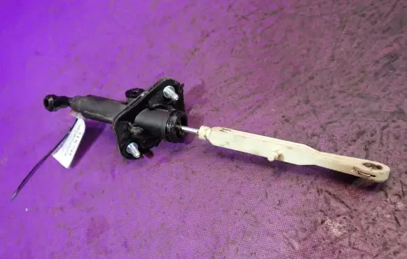 Volvo S60 Clutch slave cylinder 8636540