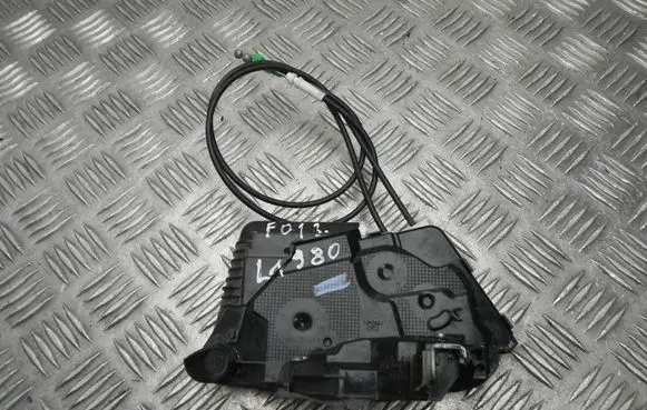 Toyota Yaris Front door lock U3111130