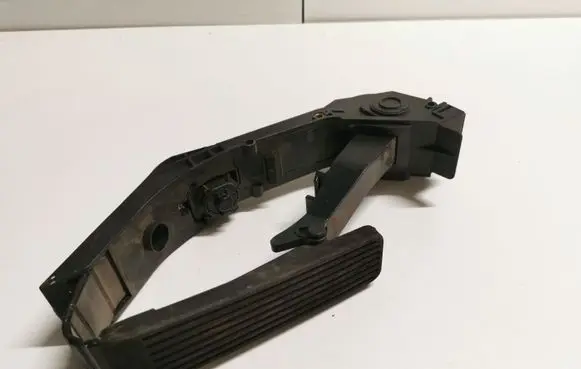 Mercedes-Benz E W211 Accelerator throttle pedal 2113000504