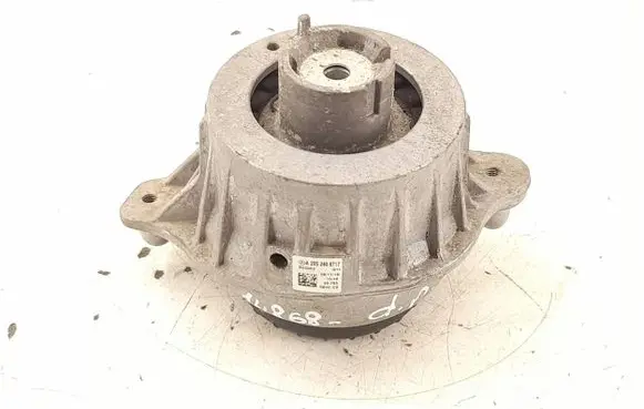 Mercedes-Benz C W205 Engine mount bracket 2052406717 A2052406717