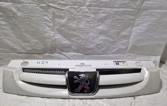 Peugeot Partner Front bumper upper radiator grill