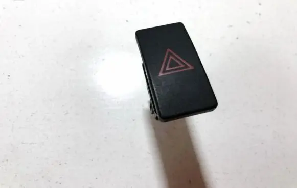 Toyota Avensis T270 Hazard light switch 15b279 r15b279