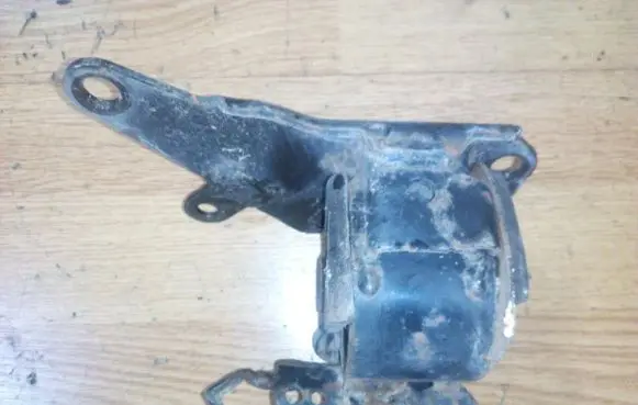Toyota Corolla Verso AR10 Engine mount bracket