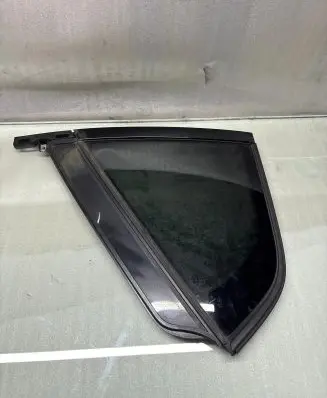 Volvo XC40 Rear vent window glass 32244805