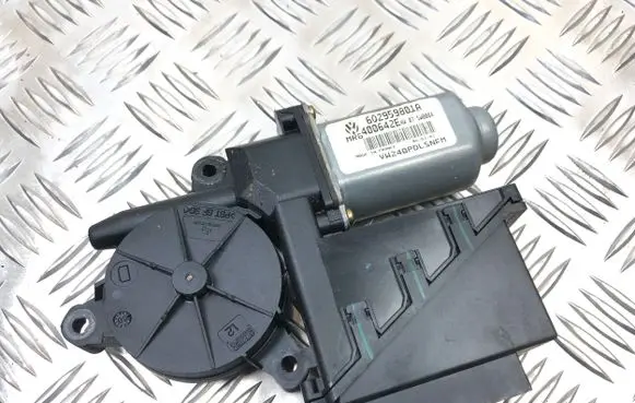 Volkswagen Polo Front door window regulator motor 6Q2959801A 400642E