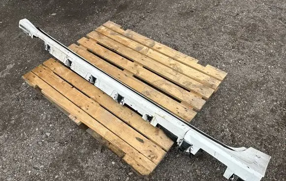 Lincoln Continental Side skirt front trim GD9B-F101D57