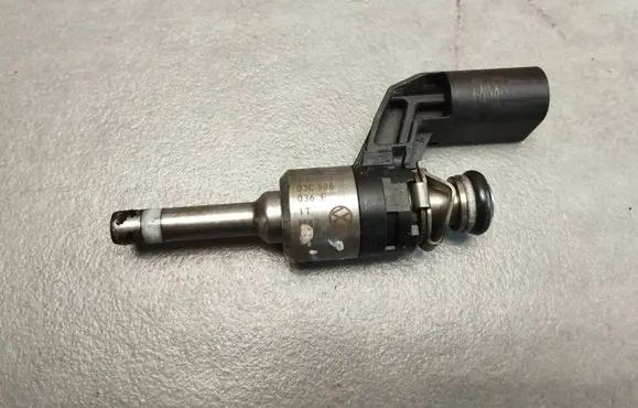 Volkswagen Scirocco Fuel injector 03C906036F
