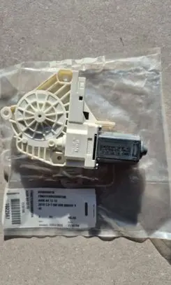 Audi A4 S4 B7 8E 8H Front door window regulator motor 8T0959801B