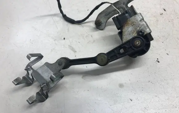 Mercedes-Benz E W238 Rear air suspension level height sensor A0009053704 8471 021216