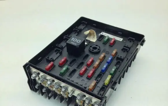 Volkswagen PASSAT CC Fuse module 3C0937125