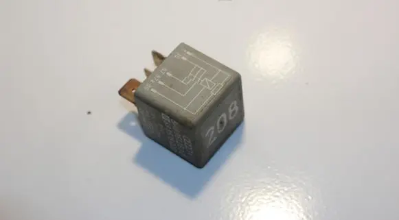 Volkswagen PASSAT B5 Other relay 8A0951253B