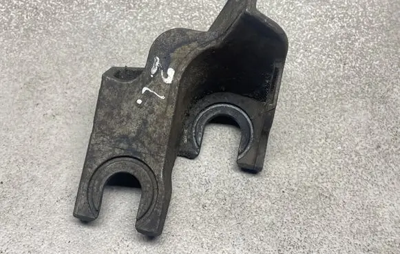 Opel Insignia A Gear shift cable bracket 55561876