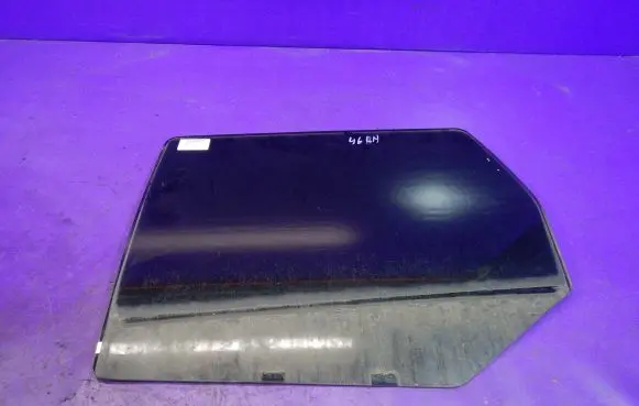 Jeep Grand Cherokee (WK) Front door window glass four-door