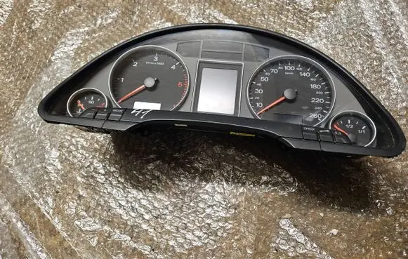 Audi A4 S4 B7 8E 8H Speedometer (instrument cluster) 8E0920931P 9125000068 02136261