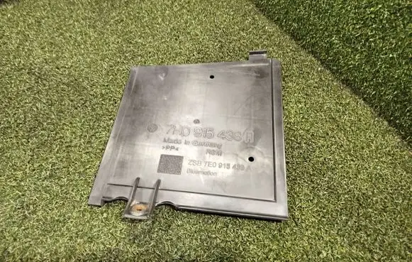 Volkswagen Transporter - Caravelle T5 Battery tray heat shield 7H0915438A 7H0915438