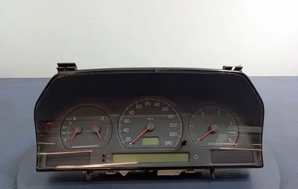 Volvo S70 V70 V70 XC Speedometer (instrument cluster) 9472523