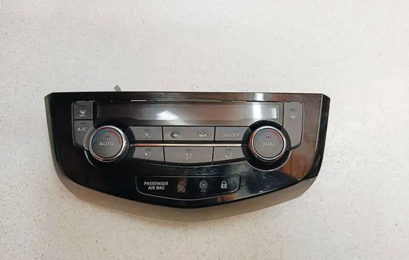 Nissan X-Trail T32 Climate control unit 275004EA0A 20151211 T907770D