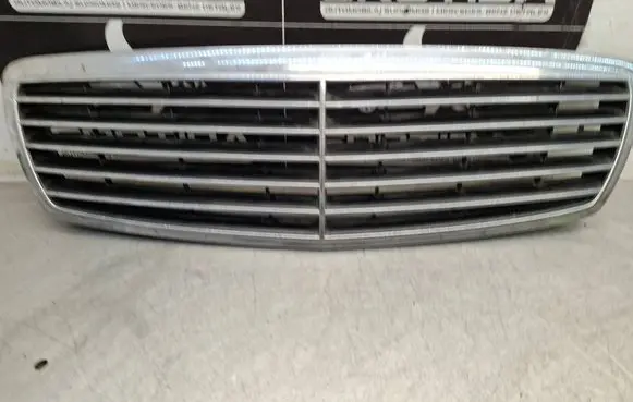 Mercedes-Benz E W211 Front grill A2118800583