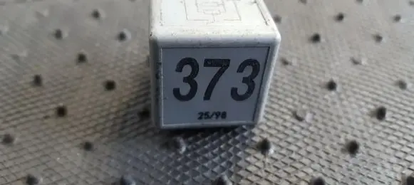 Volkswagen PASSAT B5 Other relay 8D0951253A V23134-B52-X301