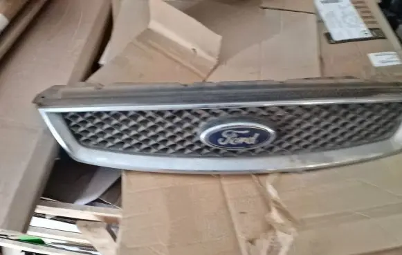 Ford Focus Front bumper upper radiator grill 4M518C436BC