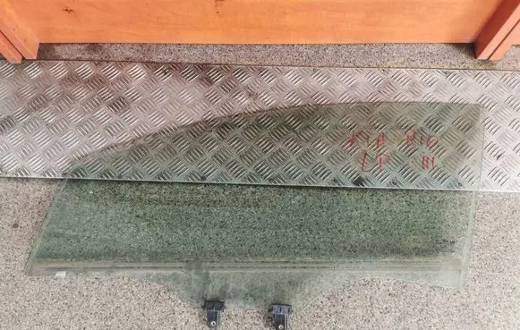 KIA Rio Sliding door window/glass 