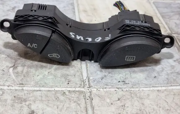 Ford Focus Windscreen/window heater switch 98AG19A945BG
