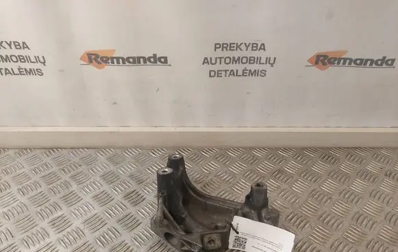 Volkswagen PASSAT B8 Engine mounting bracket 05L199207