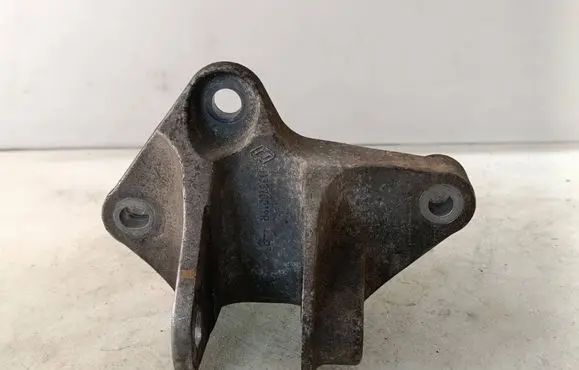 Engine mounting bracket