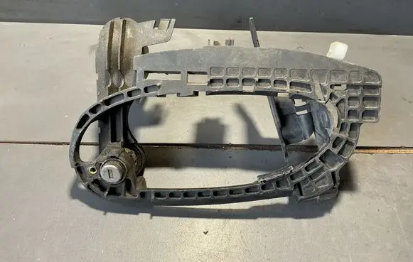 BMW 7 E65 E66 Front door exterior handle/bracket 7013701705