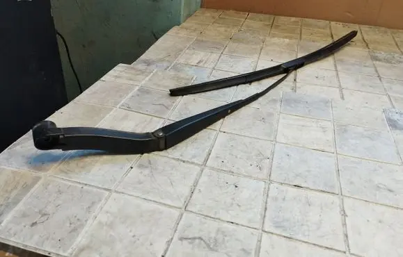 Subaru Outback Front wiper blade arm