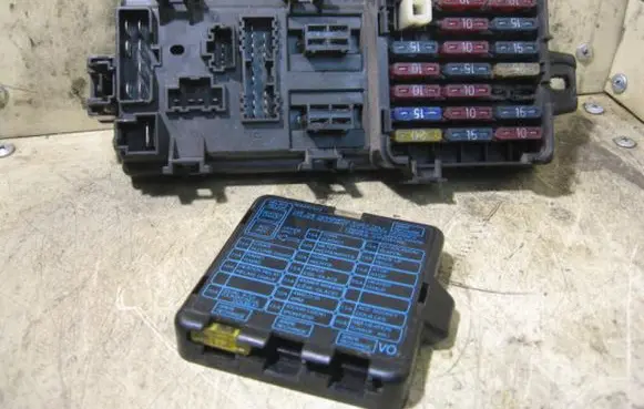 Mitsubishi Pajero Sport I Fuse module 11304498