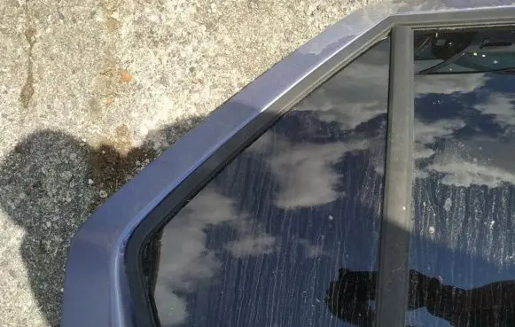 Rear vent window glass