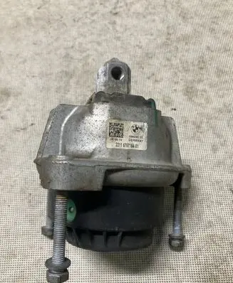 BMW 7 F01 F02 F03 F04 Engine mount bracket 6797184 22116797184