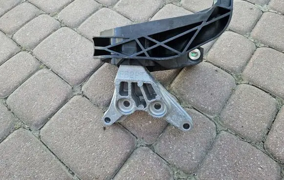 Citroen C4 II Picasso Engine mount bracket EB2PT