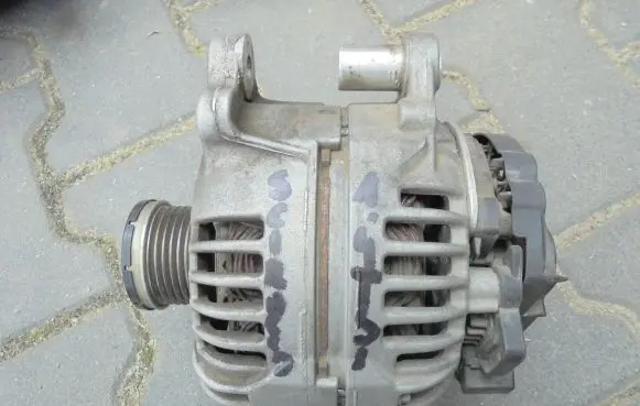 Volkswagen Scirocco Generator/alternator 03C903023S