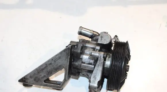 BMW 5 E60 E61 Power steering pump 7697974