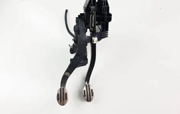 Mini Cooper Countryman F60 Clutch pedal 6870846 81007128D 19929610
