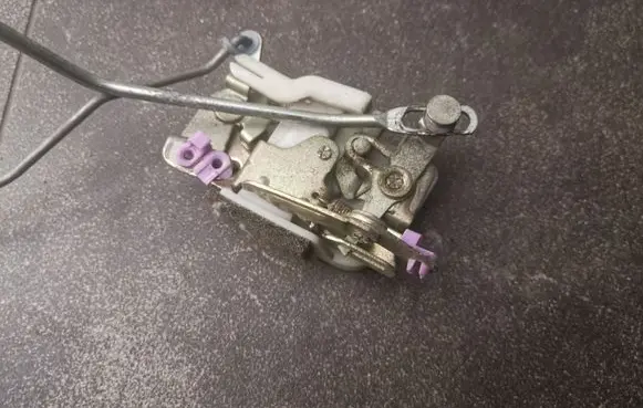Opel Frontera B Front door lock