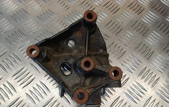 Engine mounting bracket