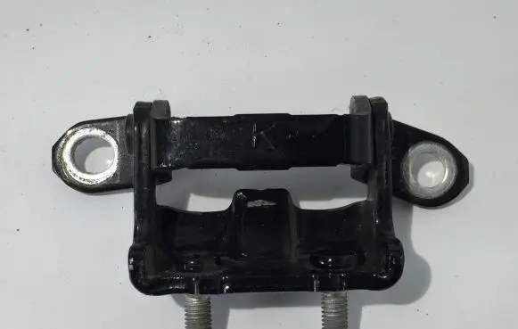 Nissan Qashqai Front door lower hinge ES03