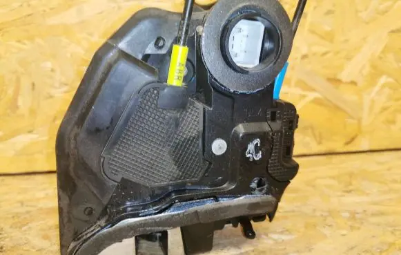 Toyota Auris E180 Rear door lock A084219 UL4 A8R