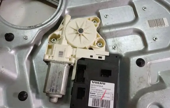 Volvo V50 Front door window regulator motor 30797070AA