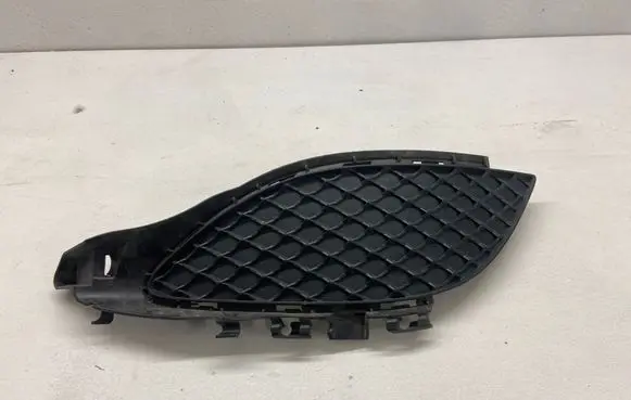 Mercedes-Benz A W176 Front bumper lower grill A1768850422 280060028