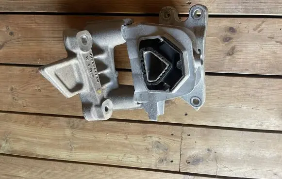 Citroen DS3 Engine mount bracket 9826364780